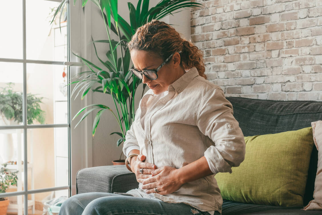 Zwischen der Psyche und den Verdauungsorganen besteht eine enge Verbindung. Auch Stress, Ärger und psychische Belastungen können daher auf den Magen schlagen. / Foto: Adobe Stock/Fabi