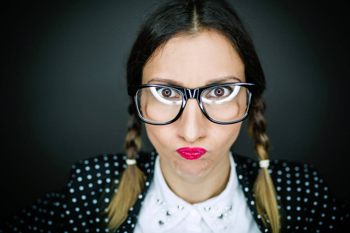 Nicht jeder möchte eine Lesebrille tragen, wenn irgendwann die Altersweitsichtigkeit eintritt. Zum Glück gibt es inzwischen auch andere Möglichkeiten, die Fehlsichtigkeit zu korrigieren. / Foto: Getty Images/Pekic
