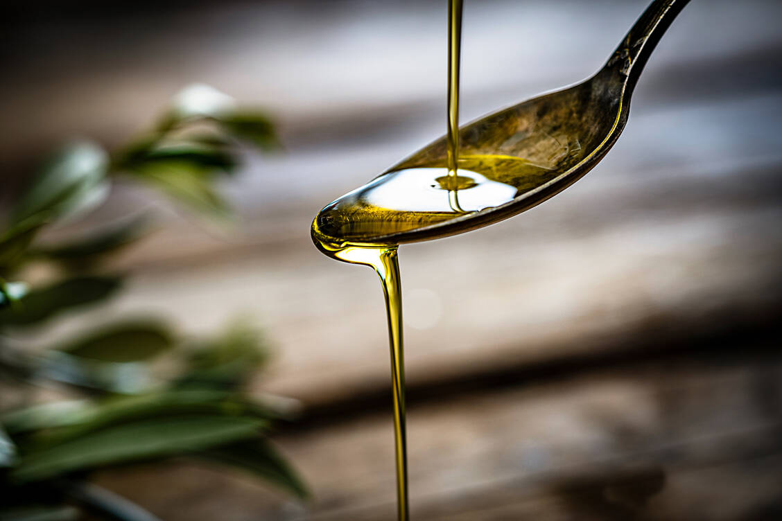 Olivenöl gilt grundsätzlich als gesund. Doch gleich pur und zum Frühstück? Was Experten raten. / © Getty Images/fcafotodigital