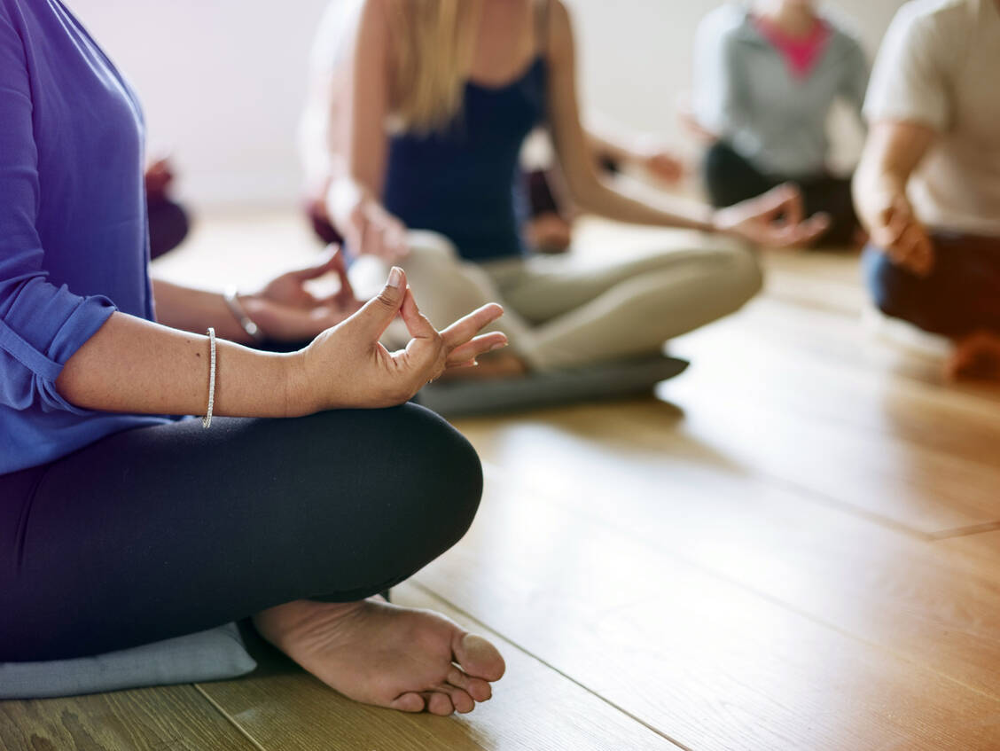 Yoga kann sich nicht nur positiv auf den Rücken auswirken, sondern auch als Entspannungspraxis dienen. / © Shutterstock/Rawpixel.com