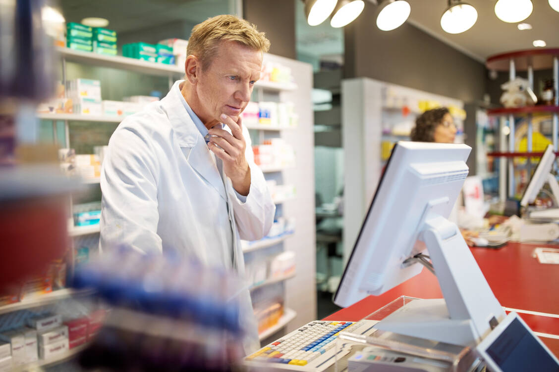 Welches Präparat auswählen? Für Biologika hat sich der Auswahlbereich bei der Abgabe preisgünstiger Arzneimittel auf Biosimilars ausgeweitet. / © Getty Images/Luis Alvarez