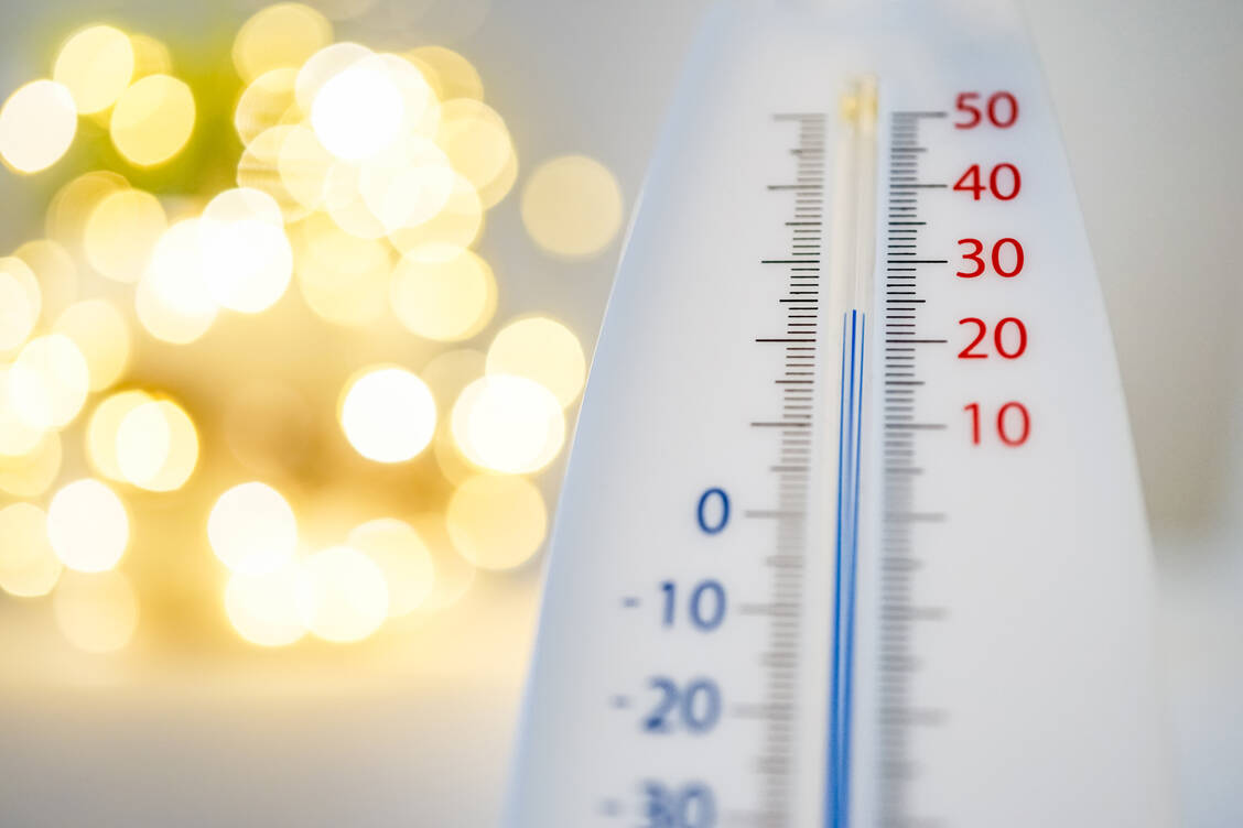 Ein Wetterwechsel wirkt sich nicht selten auf die Haut aus – vor allem bei Erkrankungen wie Neurodermitis, Psoriasis oder Rosazea. / © Getty Images/Icy Macload