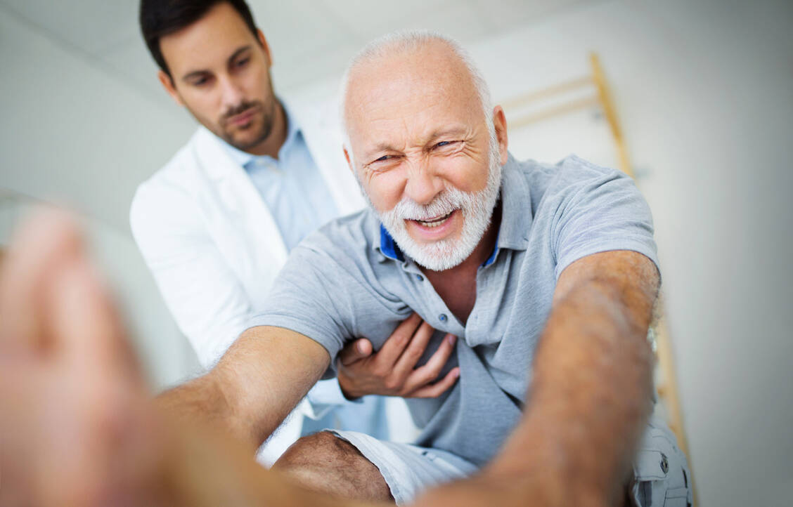 Eine Schmerzmittel-Punktion in die Wirbelsäulenregion unter Ultraschallkontrolle macht eine Physiotherapie oft erst möglich.  / Foto: Getty Images/gilaxia