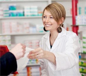 Erst nachdem die Apothekerin mit ihrer Unterschrift die Rezeptur zur Abgabe an den Kunden frei­gegeben hat, kann die PTA ihm die maßgeschneiderte Creme überreichen.
<p class="fotonachweis">Foto: Fotolia/ contrastwerkstatt</p>