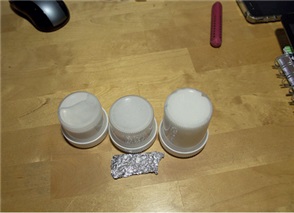 links: Graufärbung der nonionischen Creme SR/DAC,  vorkonserviert  mit Kaliumsorbat; rechts: die reine Creme. Die  Reaktion erfolgte auch unter Lichtausschluss durch Aluminiumfolie (Mitte).
<p class="fotonachweis">Fotos: Ingrid Ewering</p>