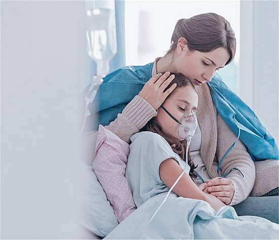 Die Inhalationstherapie,  beispielsweise mit schleim­lösenden  Medikamenten, gehört für viele  Patienen mit cystischer Fibrose  zum Alltag.
<p class="fotonachweis">Foto: Shutterstock/ Katarzyna Bialasiewicz Photographee</p>