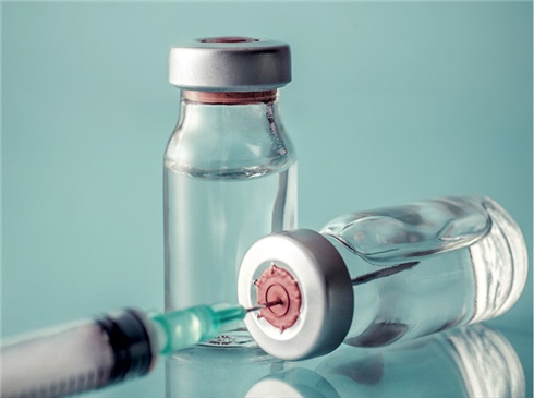 Spritzen gegen die Erkrankung.  Alle Orphan Drugs des  Monats Oktober sind intravenös  zu applizieren.
<p class="fotonachweis">Foto: iStock/busracaus</p>