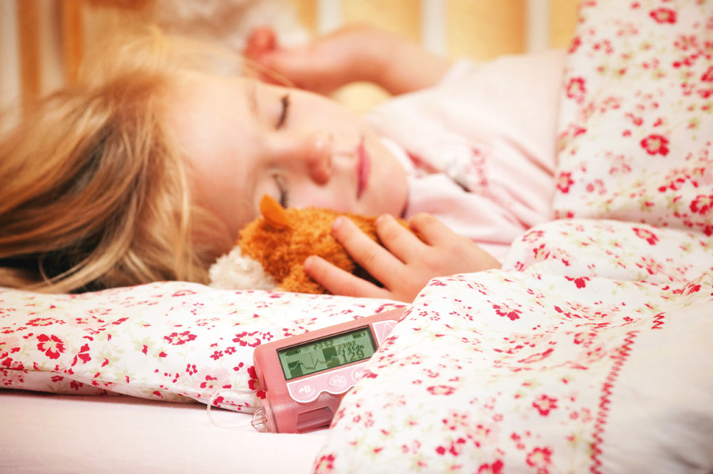 Sicher durch die Nacht: Insulinpumpen monitoren den Blutzuckerspiegel auch im Schlaf. / Foto: Medtronic Deutschland