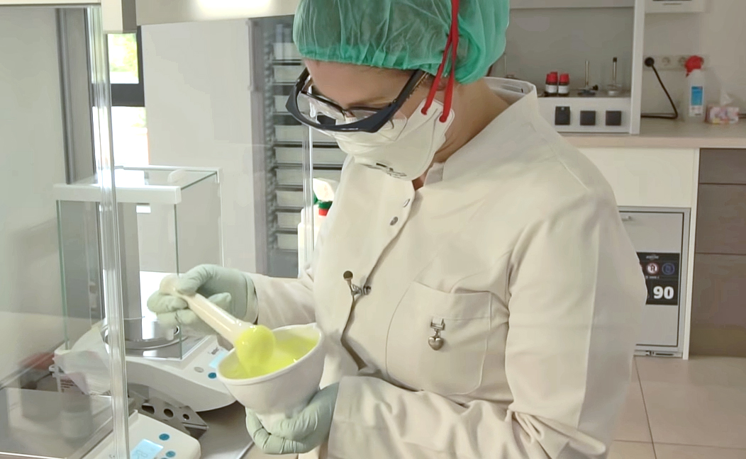 Welche Schritte sind bis zur fertigen Rezeptur notwendig? Welche Verpackung wird gewählt? Wo ist die fertige Re­zeptur zu lagern? Das und mehr erfahren Sie in diesem Video. / Foto: PTA-Forum