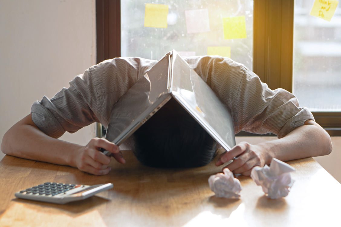 In Ruhe bei einer Sache bleiben – das ist vielen Beschäftigten in ihrem Job nicht vergönnt und könnte ein Grund für die steigende Zahl von Stresskranken sein. / Foto: Adobe Stock/Pormezz