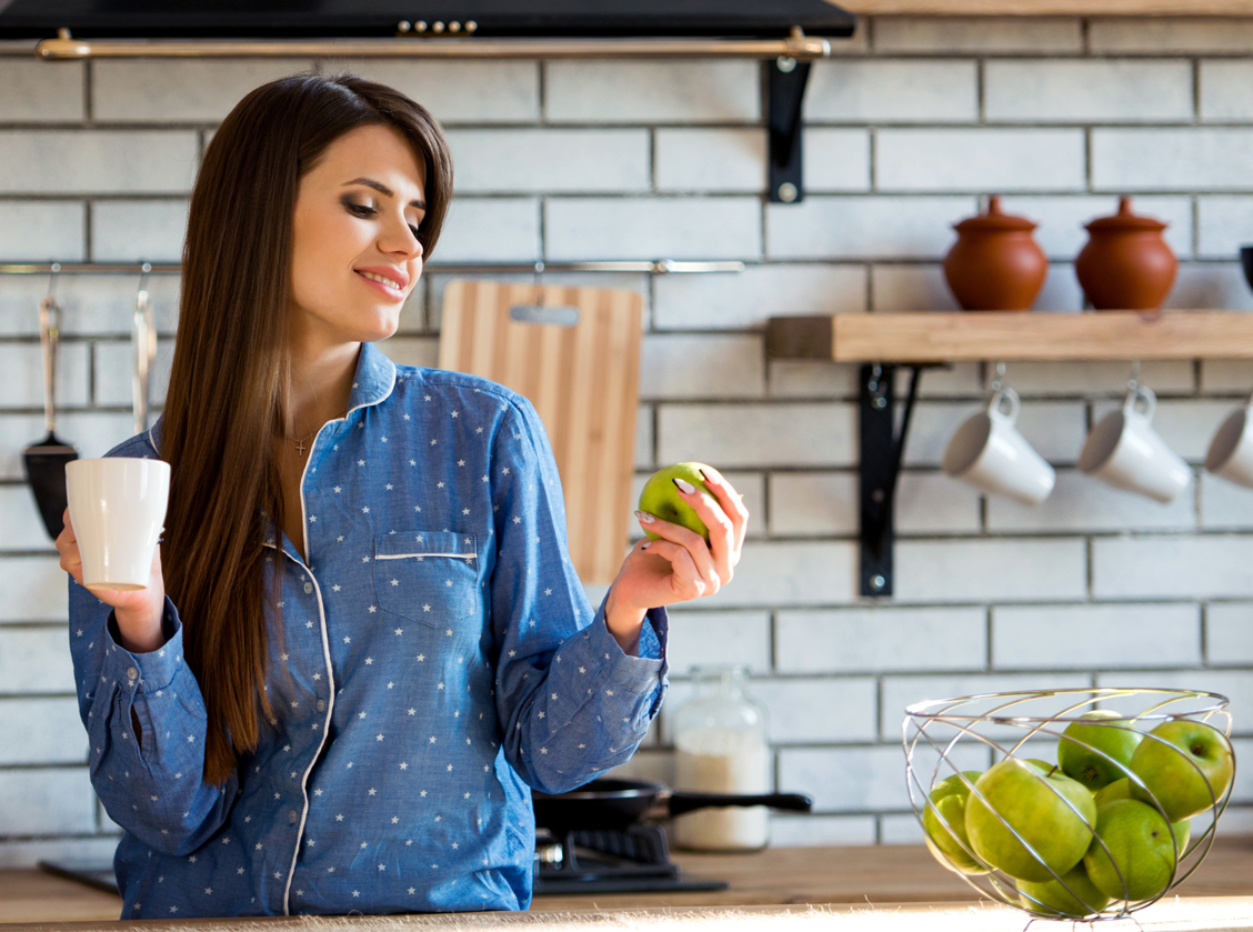 Mit einer Tasse schwarzem oder grünen Tees und einem Apfel tut man seiner Gesundheit täglich etwas Gutes. / Foto: Adobe Stock/Yarkovoy