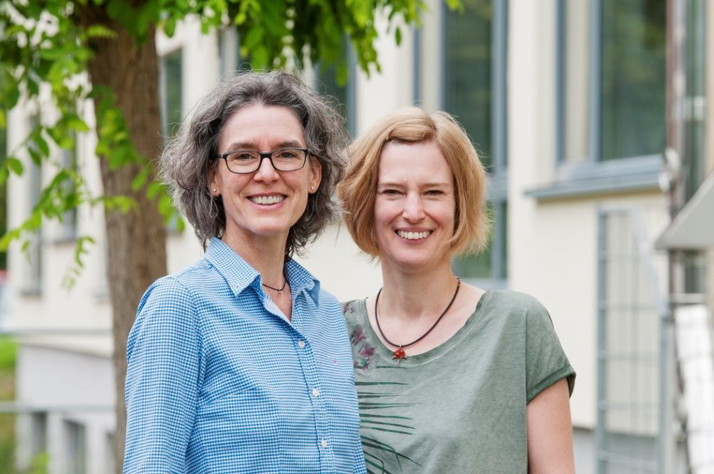 Schulleiterin Katrin Cremer (links) und ihre Stellvertreterin Dr. Andrea Hombrecher-Rütten freuen sich auf zahlreiche Gäste. / Foto: privat