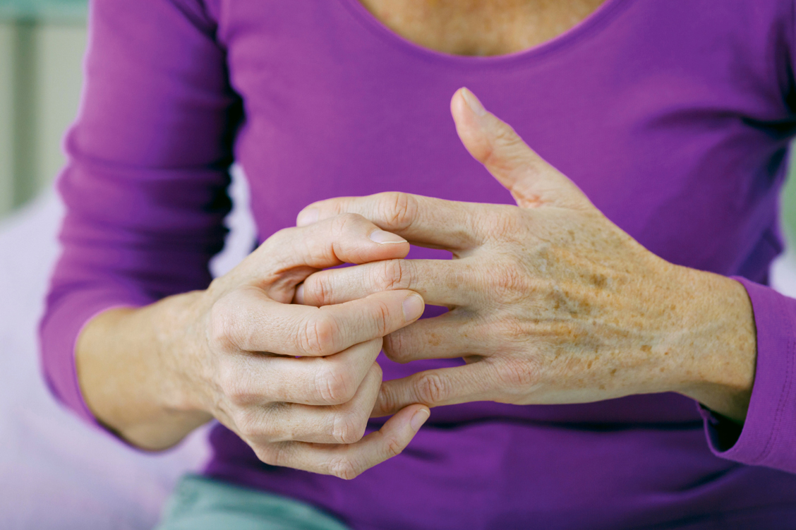 Bei schmerzenden Gelenken greifen viele Patienten gerne zu pflanzlichen Alternativen — Ökotest hat diese Präparate bewertet. / Foto: Your Photo Today