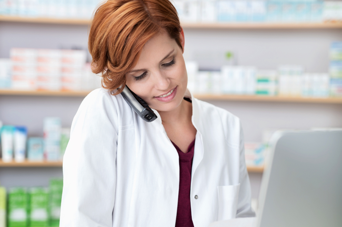 Endlich Klarheit: Wenn PTA oder Apotheker etwa aufgrund von Lieferengpässen auf ein Präparat ausweichen müssen, das teurer ist als das verordnete Arzneimittel, bedarf es keiner telefonischen Rücksprache mit dem Arzt. / Foto: Shutterstock/racorn