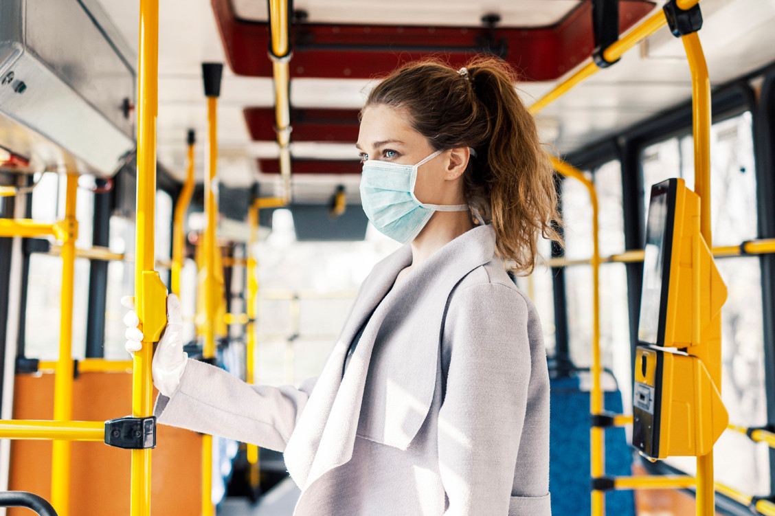 Im öffentlichen Nahverkehr inzwischen Pflicht: der Mund-Nasen-Schutz. Doch schützt er wirklich? / Foto: Adobe Stock/cuhle-fotos