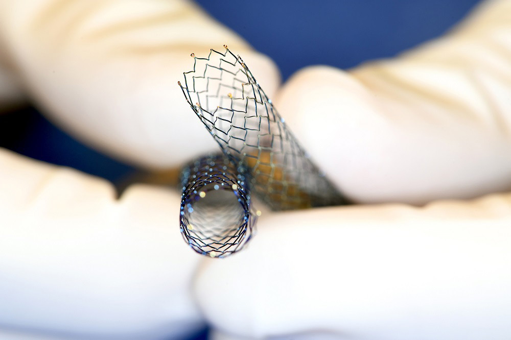 Stütze für verengte Gefäße: der Stent. / Foto: DGA/Peter Himsel