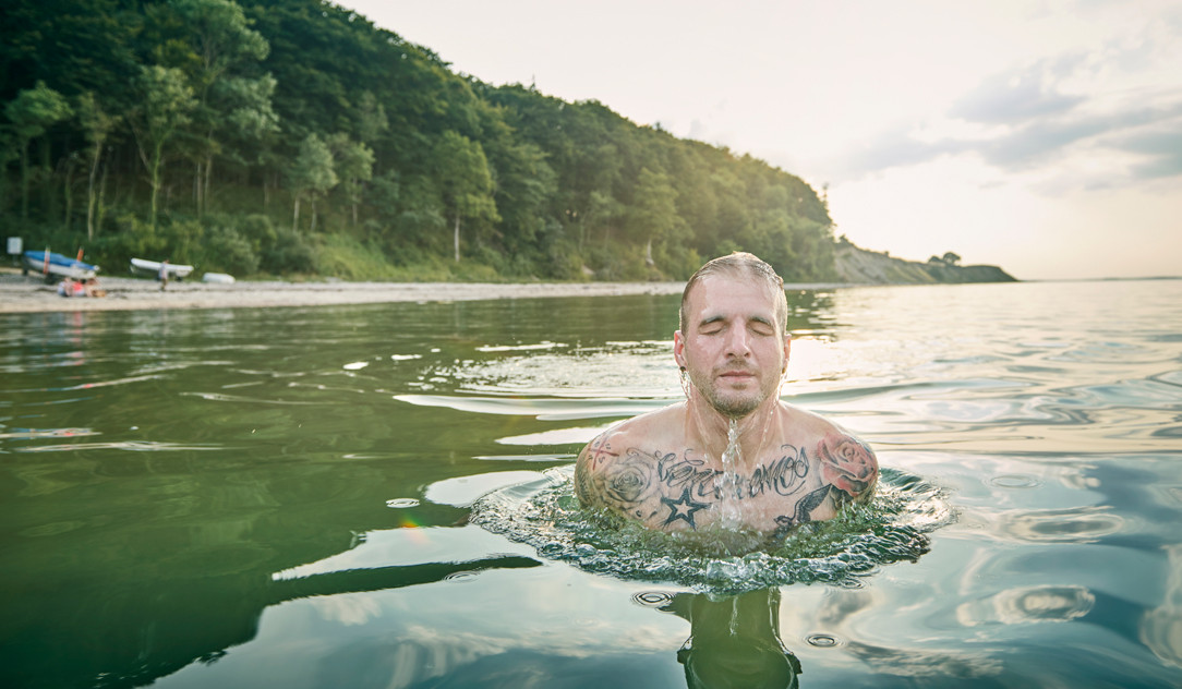 Beim Schwimmen oder Waten im Wasser können Vibrionen in offene Wunden eindringen und zu schweren Wundinfektionen führen. Gefährlich sind die Bakterien jedoch vor allem für ältere oder immungeschwächte Personen. / Foto: Foto: Getty Images/Uwe Krejci