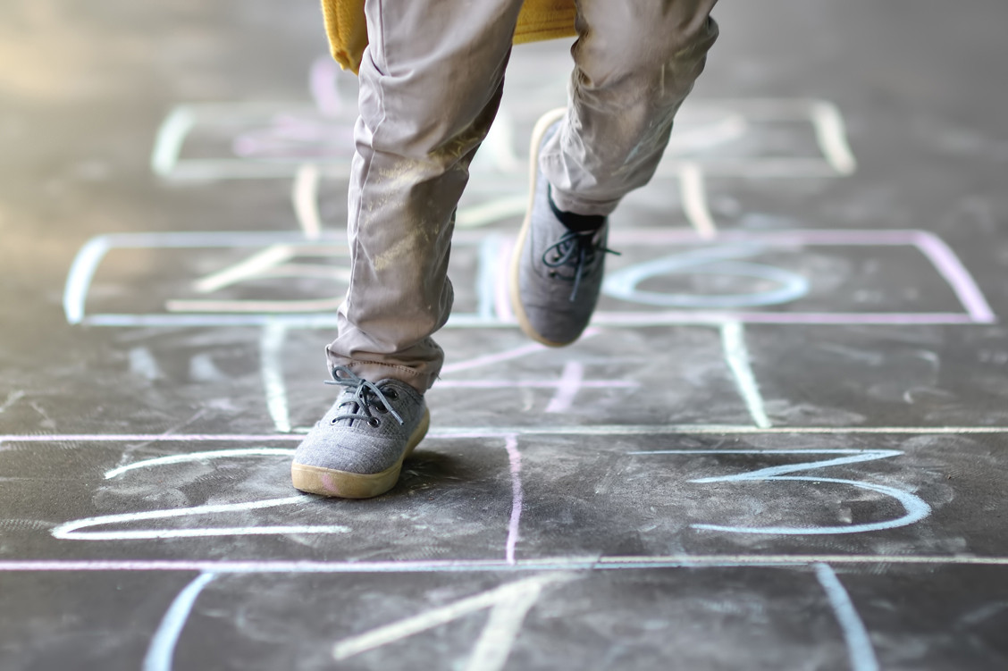 Bewertet wird jede Leistung in der Schule. Nur bei den Bundesjugendspielen führt das System zu Diskussionen. / Foto: Adobe Stock/Maria Sbytova