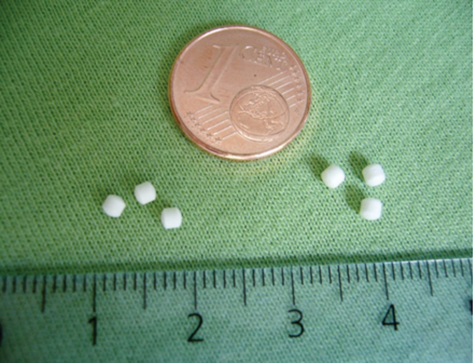 Die 2-mm-Minitabletten erinnern an Globulis. Sie sind so klein, dass sie auch von Säuglingen gut akzeptiert werden. / Foto: Universität Heidelberg/Klingmann