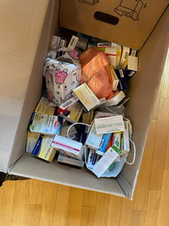 Kisten wie diese händisch auf wirklich benötigte Medikamente zu sortieren ist kontraproduktiv in Notsituationen, auch wenn die Spenden gut gemeint sind. / Foto: AoG