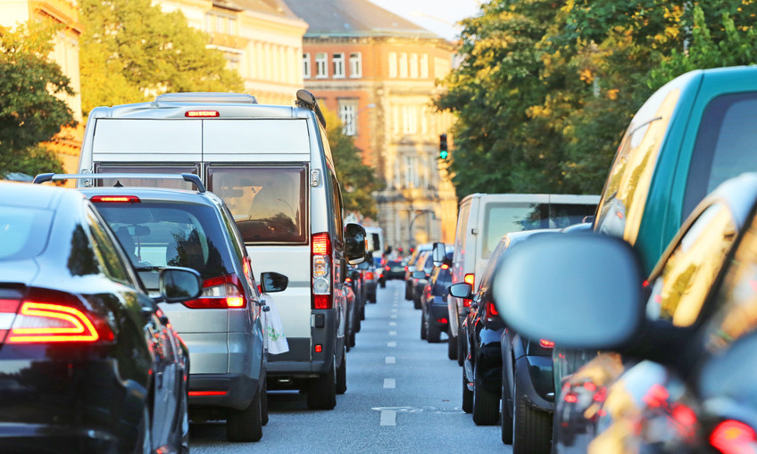 Wohin die Reise geht, das ist für Menschen mit Herz-Kreislauf-Erkrankungen keineswegs egal. Unter anderem schlechte Luft kann ihnen akut zusetzen. / Foto: Fotolia/Kara