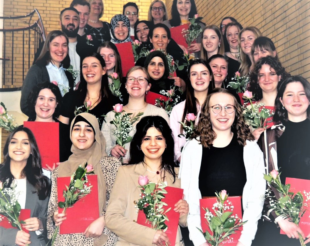 Grund zur Freude haben diese Absolventinnen und Absolventen der PTA-Schule Münster. / Foto: PTA-Schule Münster