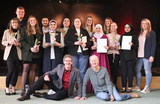 Folgende Absolventinnen konnten an den Feierlichkeiten teilnehmen: Hamdan Alzab, Jessica Amrain, Deike Godenrath, Heba Hajazi, Janine Hodel, Hadeer Khames, Pia Kuck, Ian Kutscher, Selina von Nessen, Antonia Scholz, Maren Seydak und Aline Zaino. / Foto: Andrea Anders