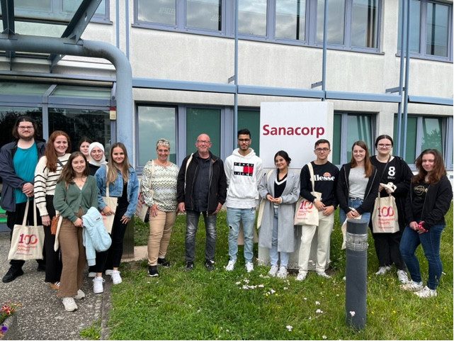 Die Schülerinnen und Schüler konnten sich den Großhandel Sanacorp anschauen. / Foto: LUA Rheinland-Pfalz