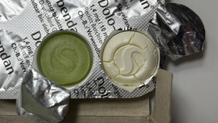 Einzelne Lutschtabletten sind weiß verfärbt und aufgequollen. / © AMK