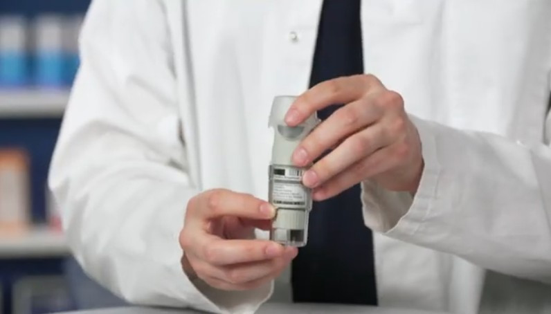 Der Respimat erzeugt mechanisch einen Sprühnebel zum Inhalieren. / © Screenshot/ABDA