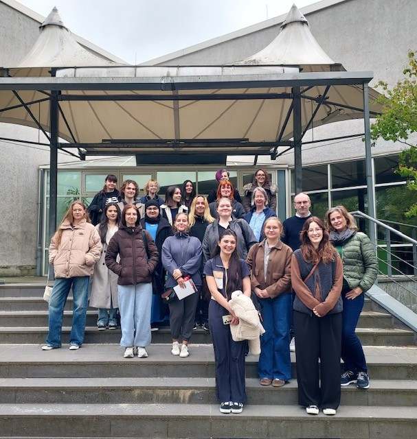 Umfangreiche Informationen hinterließen bei den Schülerinnen und Schülern der Ross-Schule Hannover einen sehr positiven Eindruck. / © Christiane Tigges-Wilke 