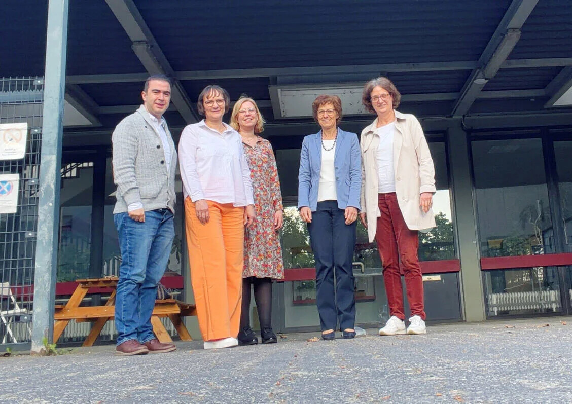 Gemeinsam für den PTA-Nachwuchs: (v..l.) Apotheker und Verbands- sowie Kammerdelegierter Nojan Nejatian, die Apothekerinnen Katja Hintz, Sarah Winkler und Christiane Schmidt von der Ludwig-Fresenius-Schule sowie Kammervorstand Cora Menkens.  / © © privat