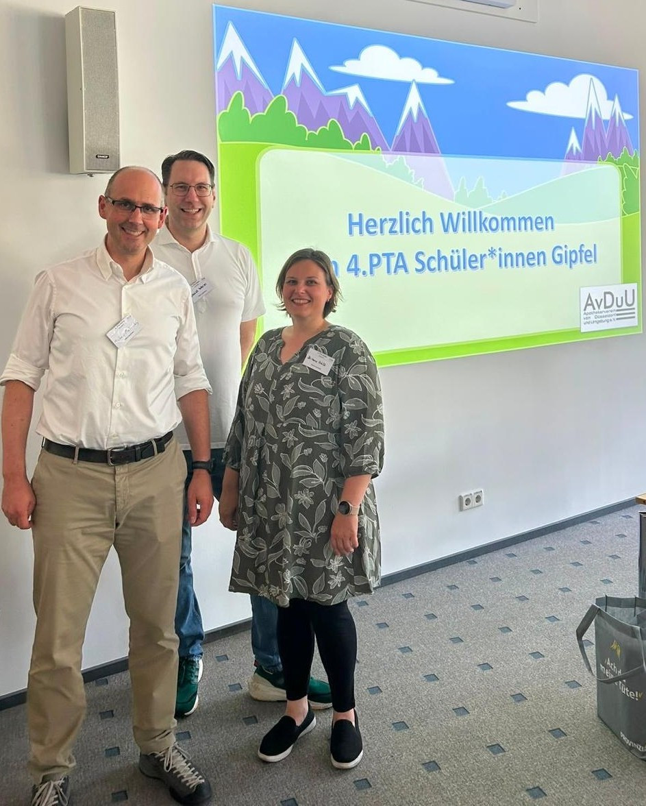 Der Vorstand des Apothekervereins von Düsseldorf beim vierten PTA-Gipfel (v. l. n. r.): Michael Makoschey, Daniel Warm, Barbara Grätz. / © Vorstand AvDuU